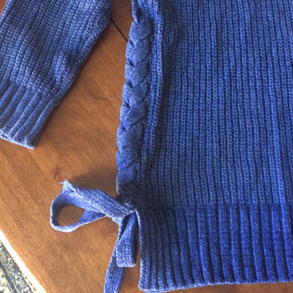 Beachy blue sweater with side bows - Picture 4 of 5